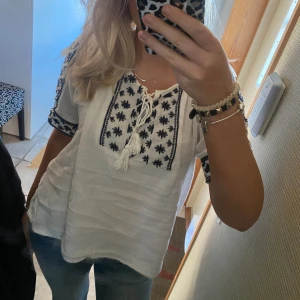 Vit blus - Assnygg vit blus med svarta detaljer från Mango!!🌟🌟🌟Bra skick och storlek M ❣️Tryck på ”köp nu” 