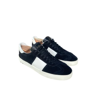 valentino flycrews -  valentino flycrew i 10/10 sick använda fåtal gånger  och alla nitar kvar förutom en strlk 45 Box ingår  Pris kan diskutera  