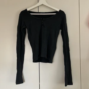 Brandy Melville  - Säljer denna pga att den bara är i min garderob:), skulle säga en S i storlek från brandy Melville🎀tröjan är inte urtvättad den är lite mörkgrå i färgen🤍