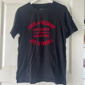 Zadig & Voltaire T-shirt i svart. Köpt på NK. Ny skick, använd fåtal gånger. Storlek L, perfekt att ha till afterski💕