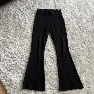 Yoga pants - Säljer dessa supersöta svarta lågmidjade yogapants då det har blivit för korta för mig.🥰 Byxorna är i bra skick och har bara använts fåtal gånger❣️❣️pris går att diskuteras❤️‍🔥