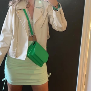 Kjol - Kjol från Zara, använd en gång & inga slitage. Öppnas och stängs med dragkedja. 