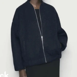 bomberjacka  - Jötte snygg och populär bomberjacka från zara! Jätte skönt material i marinblå färg!💓strl xs-s, passar mellan xs-m!