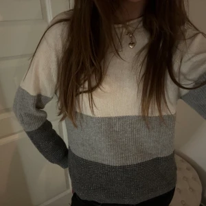 Stickad Tröja - Säljer denna mysiga tröja från Zara! I bra skick💘