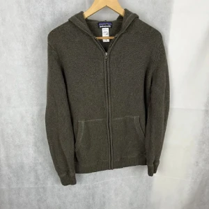 Patagonia kashmir zip - Riktigt fet kasmirzip från Patagonia. Passar perfekt för laidback stilen och är 100% kasmir. Inga defekter och använd endast ett fåtal gånger! Passar M. Hör av dig vid minsta fråga😊