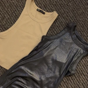 Toppar - Köp för 100kr/styck eller båda för 150kr. Den silvriga toppen har förenade lappen kvar 💕 inga defekter 