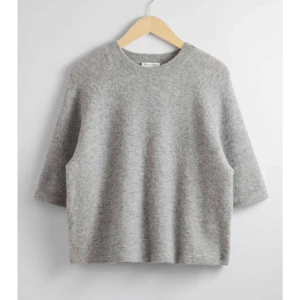 othier stories tröja - säljer min super fina tröja från othier stories, fint skick. tyvär andvänder jag inte den längre🫶🏻🫶🏻