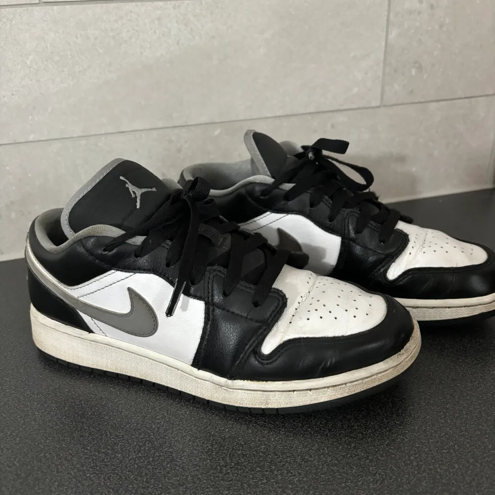 Säljer nu mina snygga air jordan 1 low. Nypriset ligger på 2 799 kr och jag säljer mina för 1 500+frakt. De är använda ett fåtal gånger . Skor.