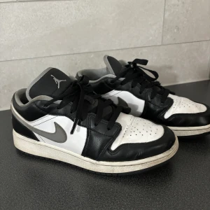 Jordans  - Säljer nu mina snygga air jordan 1 low. Nypriset ligger på 2 799 kr och jag säljer mina för 1 500+frakt. De är använda ett fåtal gånger 