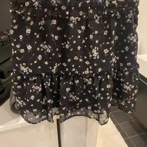 Blommig kjol från Shein men ändå bra kvalité. Svart med blommor på, jättefin modell. Ingen prislapp men sitter som en M. 
