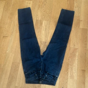 Neuw relaxed - Mörk blå/svarta Knappt använda 