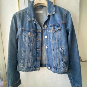 Jeansjacka  - Fin jeansjacka från ginatricot i storlek S💗
