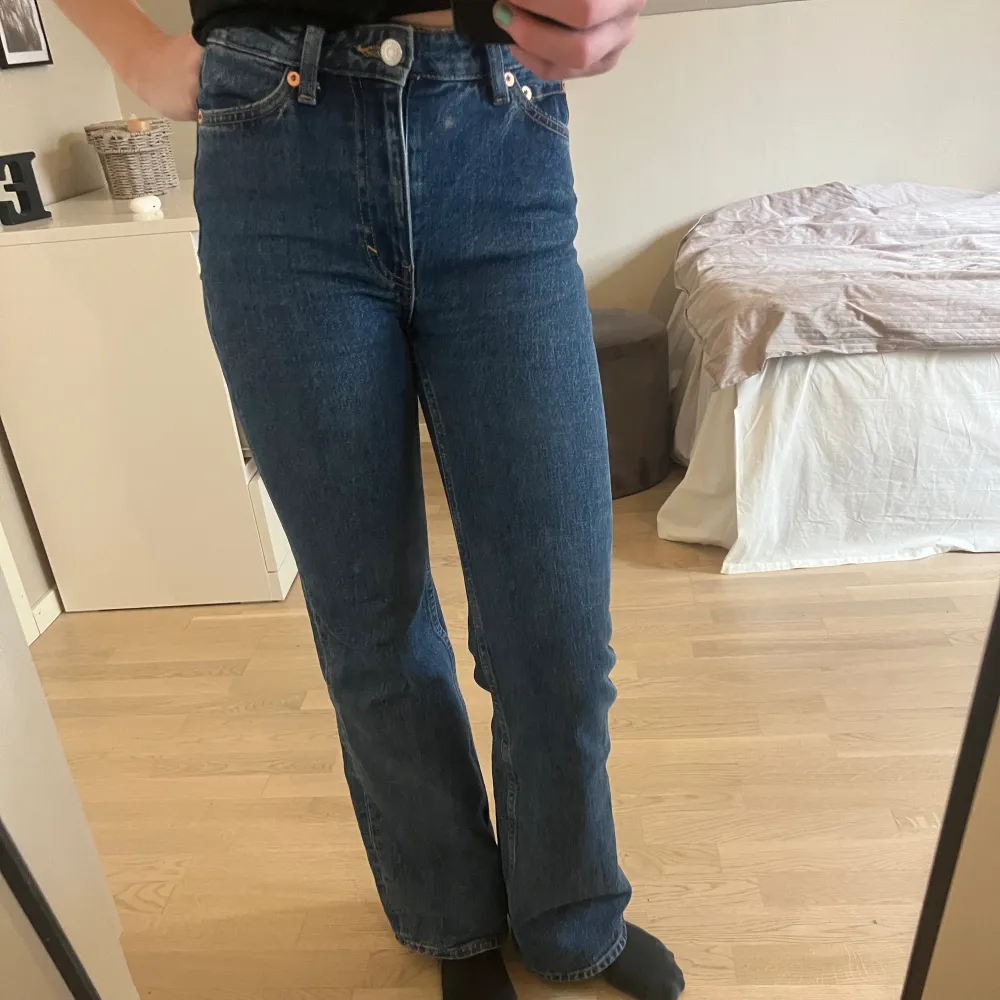 Mörkblå jeans i storlek W24, L32 från Weekday. Midwaist och raka i benen. Bra skick!. Jeans & Byxor.