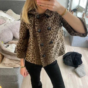 Trekvartsärmad kofta - Sååå snygg trekvartsärmad leopard kofta!!!😍😍 