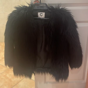 En trendig fluffig jacka  - En populär svart Fakepäls jacka som köptes för ett tag sen men kom inte till andvänding och är för liten nu! Skriv om de behövs fler tydligare bilder !😄