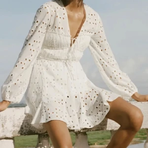 Ny vit Zara klänning M - Snygg vit oanvänd klänning från zara, perfekt sommarklänning eller till studenten💕lappar sitter kvar