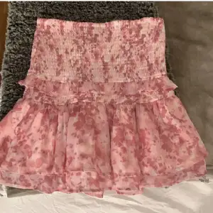 Säljer denna skitsnygga kjol, köptes förra våren men har endast använts ca 3ggr. 