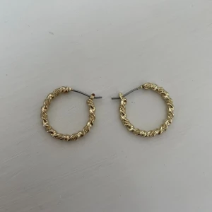 Guldringar! - Fina örhängen. Aldrig använd. Inga defekter. 