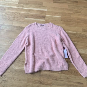 Rosa päls tröja - Säljer denna helt nya tröja då den är för stor för mig🩷Den är väldigt mjuk och fin💞