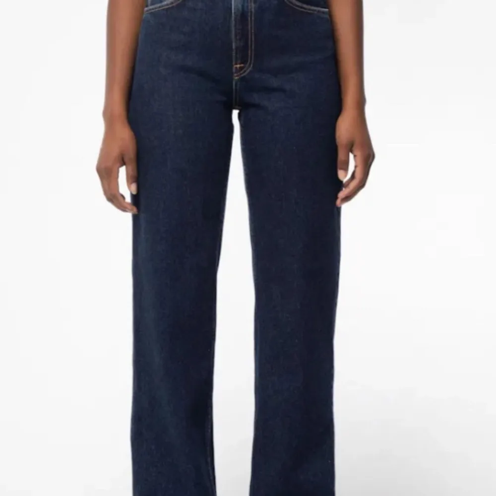 Perfekta raka mörkblå jeans från Nudie Jeans. Jeansen är i bra skick, endast använda ett fåtal gånger. Jeansen är i storlek midja 28 och längd 32cm. Har en liten skada på vänster bakficka. Ursprungligt pris: 1400 SEK Obs: köparen står för frakten!. Jeans & Byxor.