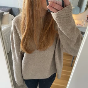 Stickad tröja  - Jättemysig beige stickad tröja från hm💕💗Den är lite nopprig pga tvätt