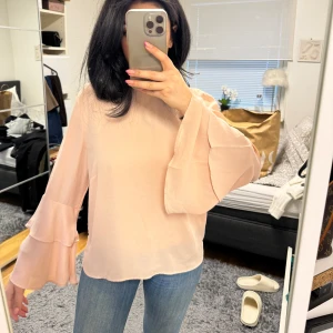 Blus  - Blus med volang ärmar, använd 1 gång