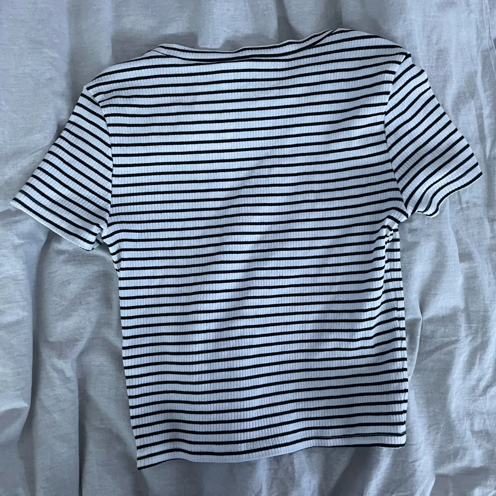 T-shirt från H&M som aldrig har använts, prislappen kvar! Den har bara hängt i min garderob. Hör av er privat om ni vill ha fler bilder eller har frågor 💗kolla gärna på mina andra annonser 💗. T-shirts.