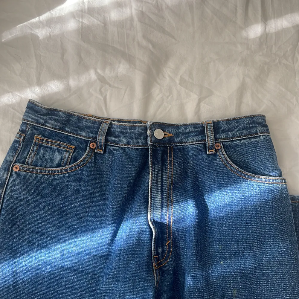 Blåa monki jeans storlek 28. Passar som M . Jeans & Byxor.