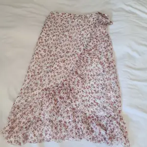 Jätte fin kjol från vero moda, vet inte om dom säljs fortfarande. Köpt 2022 men har bara använts ett par enstaka gånger! Den är i jätte fint skick 🫶🏼 Skriv innan ni köper tack! 