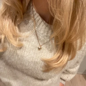 Halsband  - Super fint guld halsband från hm💗Super fint och väldigt likt de från Maria Nilsdotter🥰