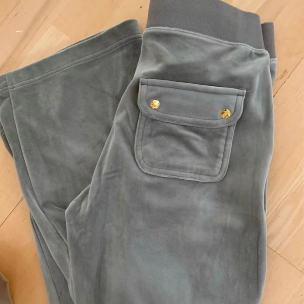 Helt nya juicy byxor (del ray classic) Storlek S lappen sitter kvar och har påsen kvar med. Säljer för jag köpte fel storlek :(!. Jeans & Byxor.