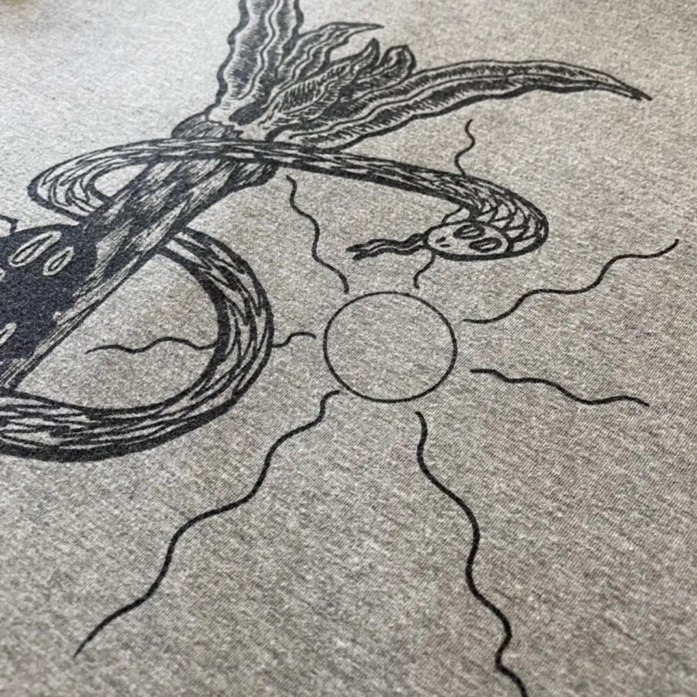 ”Saint Laurent Malibu t-shirt” | skick 9/10 | storlek XS men passar S | designer: Zane Renolds | tillverkas ej längre så väldigt sällsynt | pris: endast 1799kr! |  Skriv vid eventuella frågor eller funderingar. T-shirts.