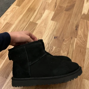 Svarta UGGS - Svarta äkta Uggs, använda med väl omhändertagna och i bra skick!