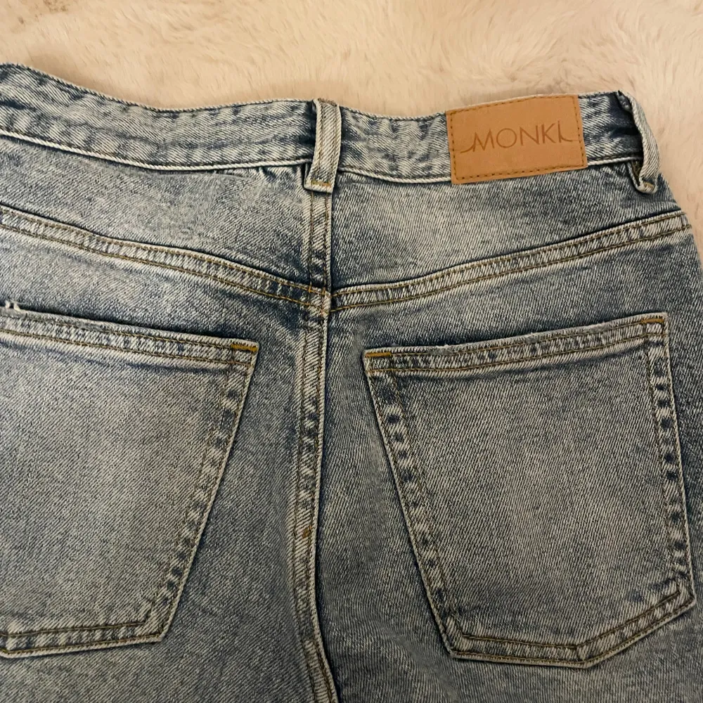 Oanvända jeans från monki i strl 25 säljer eftersom jag aldrig andvänder dem och dem tar plats. Ord pris 400kr !!!står ej för frakt!!!. Jeans & Byxor.