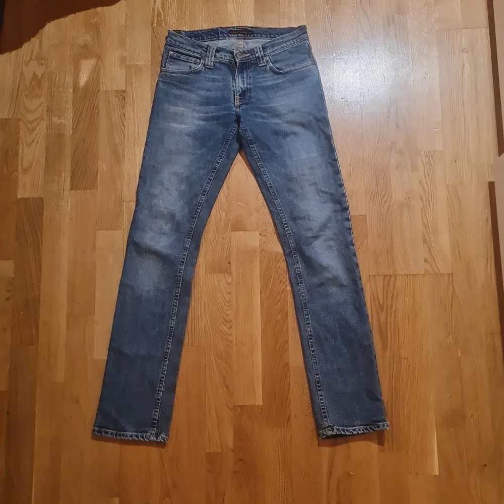 Säljer dessa jeans från nudie, bra skick. Storlek 26/32 men vet ej modellen, ser dock ut som en slim.. Jeans & Byxor.