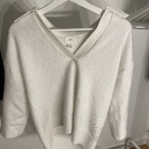 Vit basic t-shirt - Använd fåtal gånger. Skriv vid frågor eller mer bilder 😊