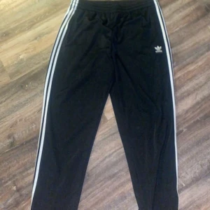 Adidas byxor  - Hej säljer min killes byxor då dom inte passade så dom är i nyskick i stl Xl 