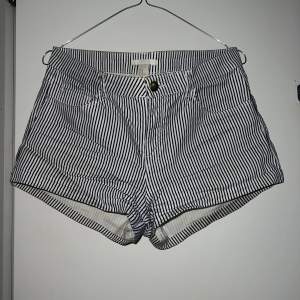 Randiga shorts från H&M. Svart/vita.
