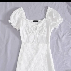 Vit klänning - Super fin vit klänning i storlek xs knappt använd