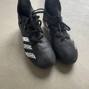 Fotbollsskor adidas - Adidas fotbollsskor i gott skick. Storlek 36 Typ: konstgrässkor.