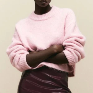 Stickad tröja - Stickad tröja från HM, använd 2 gånger. Storlek M men sitter snarare som S. Nypris 349 kr