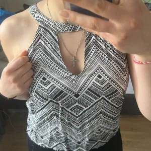 Topp  - En jätte fin och unik topp från hm. Säljer den på grund av att den inte kommer till användning längre. Ej genomskinlig. Har använts 3-4 gånger på fest. 