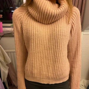 Stickad polotröja- KappAhl - Stickad långärmad polotröja från KappAhl  Storleken är 158/164 men sitter som en S 