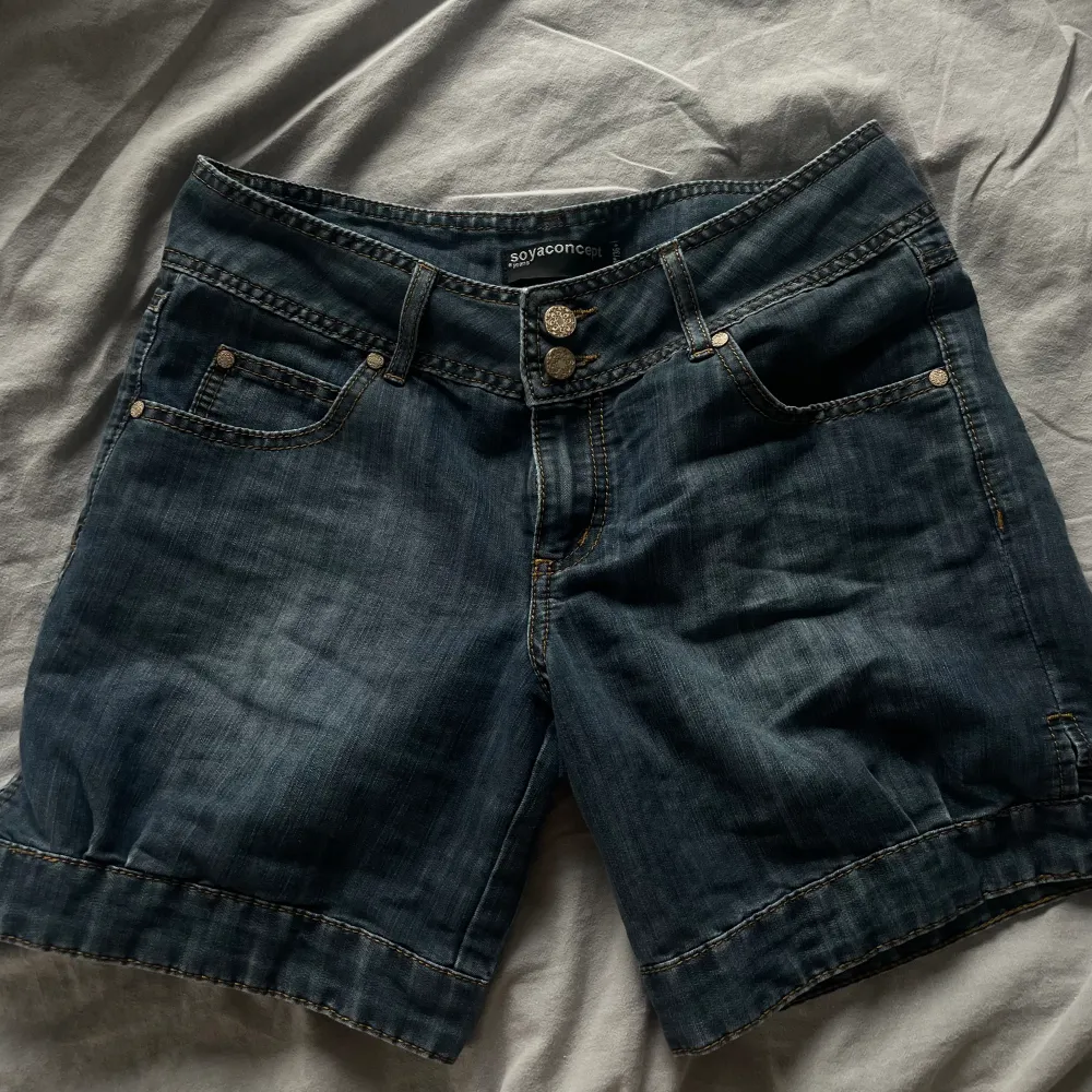 Super snygga mörkblåa shorts som är förstora! Köpta på second och använda ett par gånger, dom är lågmidjade och sitter jätte bra men som sagt för stora för mig!🥲. Shorts.