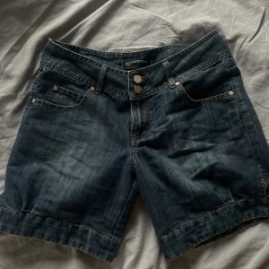 2000s Shorts!🔥 - Super snygga mörkblåa shorts som är förstora! Köpta på second och använda ett par gånger, dom är lågmidjade och sitter jätte bra men som sagt för stora för mig!🥲