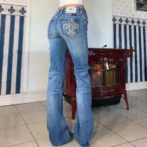 INTRESSEKOLL!! På mina Lågmidjade bootcut miss mee jeans, storlek 27, midja 80cm+ stretch innerbenslängd 86cm. Köptes för ca 2000 på plick men kommer ej till användning längre! 