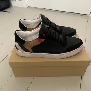 ❗️Burberry skor🫐❗️ - Tjena! Säljer nu dessa riktigt schyssta burberry skor i strlk 43, väldigt väl omhändertagna och tvättas även innan dom säljs! Perfekt par skor nu till våren och sommaren, pris går att diskuteras 🦾🦾 