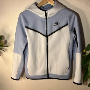 Nike tech fleece - Är bara använd typ fyra gånger och i ett mycket bra skick 