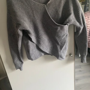 Stickad tröja  - Stickad tröja från SHEIN. Katt finns i hemmet. 