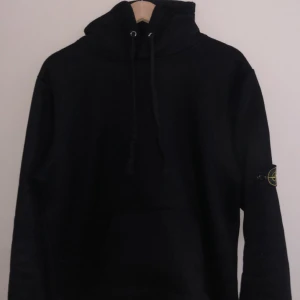 Stone island Hoodie - Säljer min stone island hoodie  Storlek Xl passar även L Hoodien är i fint skick Skriv vid funderingar